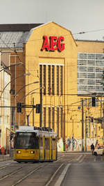 Durch die  Edisonstraße , kurz hinter der Kreuzung zur  Siemensstraße , fährt auf der Linie M17 Wagen 2202 Richtung Wuhlheide durch Berlin Oberschöneweide aka  Oberschweineöde .
Im Hintergrund zu erkennen ein ehem. AEG-Fabrikgebäude mit großflächiger Werbung für ebendiese.

Berlin, der 18.07.2020.