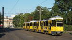 Mit Beginn der Schulzeit 2020/21 fahren auch wieder Tatra-Wagen (KT4D) auf der Verstärkerlinie M6E zwischen Marzahn und Friedrichshain.
(danke an berlin-straba.de!)

Hier stehen Wagen 6092 und 6173 an der Wendeschleife an der Langenbeckstraße und warten auf den nächsten Einsatz.
Im Hintergrund lugt der Berliner Fernsehturm hervor.

Berlin, der 11.08.2020