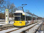 GT6 Nr. 1523 A als Linie 37 nach Berlin S-Bahnhof Schöneweide / Sterndamm am 12. Februar 2021 an der Station Treskowallee / Volkspark Wuhlheide.