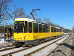 BVG Berlin, KT4D Nr. 6004 mit 6041 an der Station Berlin Treskowallee / Volkspark Wuhlheide als Linie M 17 am 12. Februar 2021.