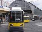 Niederflurstraenbahn M6 nach U-Bahnhof Schwarzkopffstrae.