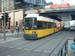 Eine Niederflurbahn der BVG fhrt in die Station Friedrichstr.