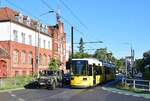 Tw 1575 hat soeben die Wendeschleife Alt-Schmöckwitz gen Grünau verlassen. 

Berlin 14.07.2020