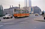 Und hier ein Hauptgewinn für DDR-Straßenbahnfans: Ein Fahrschulwagen im Ostteil der Stadt, evtl. der 218 019-0. Standort ist die Weidendammer Brücke.
Datum: 03.02.1988