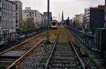 Das war die etwas sonderbare Nostalgietram zwischen Nollendorfplatz und Bülowstraße mit dem TW 3344, die auf Hochbahngleisen gefahren ist und Basare verband.