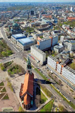 Auf Höhe der St. Marienkirche fahren zwei dreiteilige Bombardier Flexity Berlin auf die Haltestelle Spandauer Straße/Marienkirche zu.
Aufnahme vom Berliner Fernsehturm.

🧰 Berliner Verkehrsbetriebe (BVG)
🕓 22.4.2023 | 13:22 Uhr