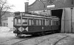 BVB Ost-Berlin__ATw 721 026-5 vor der Montagehalle des Betriebshofs Köpenick. Das halbe Stadtwappen ist über dem Tor zu erkennen.__28-01-1978