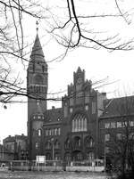 BVB Ost-Berlin__3-Wagen-Zug vor dem Rathaus Köpenick, weithin berühmt durch den 'Hauptmann von Köpenick'. 1978 war der Zwangsumtausch mit DM 10.- für ein Ost-Berliner Tagesvisum noch moderat ggü. den DM 25.- ab 1980. Trotzdem war es nicht einfach, bei (z.B.) NV-Tarifen von 20 Pf.(Ost) durchs ganze Stadtgebiet und trotz Kauf von Büchern und Schallplatten, die im Vergleich mit West-Preisen spottbillig waren, das Geld an einem Tag auszugeben.Also im  Ratskeller  Köpenick das teuerste Mittagsgericht bestellt, Schweinebraten mit Klössen und Rotkohl für 2,36 Mark ! Skeptische Blicke von den Nachbartischen inklusive.__28-01-1978