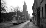 BVB Ost-Berlin__3-Wagen-Zug der Linie 21 in Köpenick passiert gleich das prominente Rathaus. Schluß-Bw 267 065-6 [BE59/1; RawSw 1961; +1980]__28-01-1978