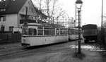 BVB Ost-Berlin__Linie 86 in der Endschleife beim S-Bhf. Köpenick. Tw 218 021-3 [TDE; WB Gotha 1963]. Im Hintergrund ist noch der Gaskessel des historischen Gaswerkes von Berlin-Köpenick, das 1889 seinen Betrieb aufnahm, zu sehen. 1965 wurde er entbehrlich und 1994 die letzten Reste abgerissen.__28-01-1978