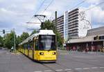 Triebwagen 1225 ist auf der Linie M4 unterwegs und erreicht die Haltestelle Greifswalder Straße.