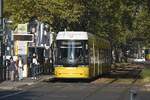 BERLIN, 26.09.2023, Zug 9130 als MetroTram-Linie 10 nach S+U Warschauer Straße in der Haltestelle Arnswalder Platz