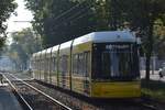 BERLIN, 26.09.2023, Zug 9130 als MetroTram-Linie 10 nach S+U Warschauer Straße nach Ausfahrt aus der Haltestelle Arnswalder Platz