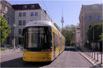Auf  den Berliner Fernsehturm ausgerichtet -     Flexity Berlin 9118 als Linie M1 an der Endhaltestelle Am Kupfergraben.