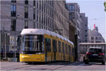 Einen sanften Bogen - 

... beschreibt Flexity Berlin 9081 beim �bergang von der Steigung zur Horizontale der Werdendammer Br�cke �ber die Spree. Auf gleicher Trasse ebenfalls entlang der Friedrichstra�e f�hrt unter der Spree hindurch die U-Bahnlinie U6.

01.05.2026 (M) 