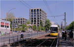 Architektur und Stra�enbahn -     Eigenwillige Neubauten von Chipperfield Architects (London, Berlin) auf dem B�tzow-Areal in Berlin an der Prenzlauer Allee.