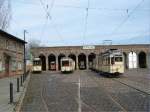 Der Straenbahnbetriebshof Niederschnhausen wird nur noch bei Bedarf genutzt. Derzeit sind hier die historischen Straenbahnen und eine Vielzahl von Tatra-Beiwagen abgestellt. Am 30.03.2002 wurden die historischen Fahrzeuge liebevoll gereinigt und zum Trocknen in die Sonne gestellt.  