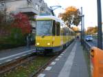 Berlin: Straenbahnlinie 62 nach Kpenick Wendenschlo an der Haltestelle Mahlsdorf Hultschiner Damm/Seestrae.