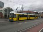 Berlin: Straenbahnline M10 nach S-Bahnhof Nordbahnhof am S+U Bahnhof Warschauer Strae.