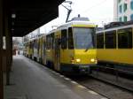 Berlin: Straenbahnlinie M6 nach Friedrichshain Landsberger Allee/Petersburger Strae am S-Bahnhof Landsberger Allee.