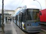 Berlin: Straenbahnlinie M10 nach S-Bahnhof Nordbahnhof am U-Bahnhof Frankfurter Tor.