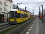 Berlin: Straenbahnlinie M4 nach S-Bahnhof Hackescher Markt an der Haltestelle Weiensee Buschallee.