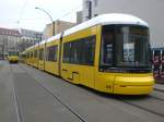 Berlin: Straenbahnlinie M4 nach Hohenschnhausen Zingster Strae am S-Bahnhof Hackerscher Markt.