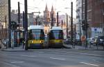BERLIN, 31.03.2009, MetroTram M10 an der Endhaltestelle S+U-Bahnhof Warschauer Straße; rechts die Bahn, die soeben vom Nordbahnhof eingetroffen ist, links die Bahn, die in Kürze dorthin
