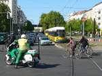 Fahrrad- und Skaterdemonstration gegen den Ausbau der Autobahn A100 in Friedrichshain-Kreuzberg. Die Straenbahn musste warten. 19.4.2009