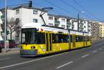 Niederflurtriebwagen Nummer 2006 der BVG als M10 kurz vor der Haltestelle Gedenksttte Berliner Mauer in der Bernauer Strasse.