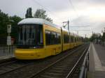 Berlin: Straenbahnlinie M4 nach Falkenberg an der Haltestelle Weiensee Stadion Buschallee/Hansastrae.