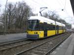 Berlin: Straenbahnlinie 12 nach Mitte Am Kupfergraben an der Haltestelle Weiensee Berliner Allee/Indira-Ghandi-Strae.