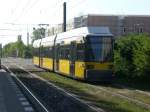 Berlin: Straenbahnlinie M4 nach S-Bahnhof Hackescher Markt an der Haltestelle Hohenschnhausen Prerower Platz.