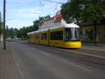 Berlin: Straenbahnlinie M5 nach Hohenschnhausen Zingster Strae an der Haltestelle Hohenschnhausen Hauptstrae/Rhinstrae.