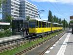 Berlin: Straenbahnlinie M13 nach Wedding Virchow-Klinikum am U-Bahnhof Osloer Strae.