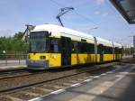 Berlin: Straenbahnlini M4 nach S-Bahnhof Hackescher Markt an der Haltestelle Hohenschnhausen Feldmannstrae.