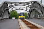 BERLIN, 19.07.2009, MetroTram13 zum S+U-Bahnhof Warschauer Straße überquert die Bösebrücke über dem S-Bahnhof Bornholmer Straße
