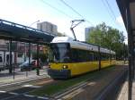 Berlin: Straenbahnlinie 27 nach Krankenhaus Kpenick am U-Bahnhof Tierpark.