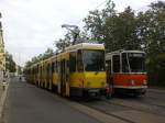 Berlin: Rechts eine KT4D die zwischen S+U Bahnhof Lichtenberg und Betriebshof Lichtenberg fhrt und links eine Tatra Zug auf der Linie 21 nach S-Bahnhof Schneweide.