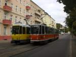 Berlin: Rechts eine KT4D die zwischen S+U Bahnhof Lichtenberg und Betriebshof Lichtenberg fhrt und links eine Tatra Zug auf der Linie 21 nach S-Bahnhof Schneweide.