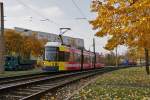 Der Herbst ist da  -  Zug des Typs GT6N auf der Linie M 6 nach Hellersdorf Riesaer Strasse zwischen den Haltestellen U-Bahnhof Hellersdorf und Nossener Strasse.