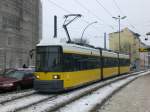 Berlin: Straenbahnlinie 12 nach Weiensee Pasedagplatz an der Haltestelle Weiensee Berliner Allee/Indira-Ghandi-Strae.(16.1.2010)