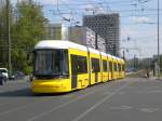 Berlin: Straenbahnlinie M8 nach U-Bahnhof Schwarzkopfstrae an der Haltestelle Mitte Mollstrae/Prenzlauer Allee.(24.4.2010)