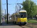 Berlin: Straenbahnlinie 21 nach S+U Bahnhof Lichtenberg am S-Bahnhof Schneweide.(25.4.2010)
