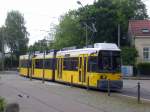 Berlin: Straenbahnlinie M1 nach Mitte Am Kupfergraben an der Haltestelle Rosenthal Hauptstrae/Friedrich-Engels-Strae.(24.5.2010)
