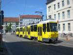 Berlin: Straenbahnlinie 50 nach Wedding Virchow-Klinikum an der Haltestelle Pankow Kirche.(5.6.2010)