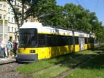 Berlin: Straenbahnlinie M13 nach Wedding Virchow-Klinikum an der Haltestelle Prenzlauer Berg Schnhauser Allee/Bornholmer Strae.(5.6.2010)