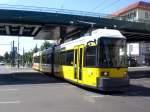 Berlin: Straenbahnlinie M13 nach S+U Bahnhof Warschauer Strae an der Haltestelle Prenzlauer Berg Schnhauser Allee/Bornholmer Strae.(5.6.2010)