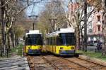 BERLIN, 17.04.2010, links MetroTram-Linie M10 in Richtung S+U-Bahnhof Warschauer Straße bei Einfahrt in die Haltestelle Arnswalder Platz, rechts die Bahn in Richtung Nordbahnhof ist bereits bei der Ausfahrt