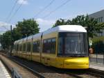 Berlin: Straenbahnlinie M4 nach Hohenschnhausen Zingster Strae an der Haltestelle Hohenschnhausen Feldmannstrae.(30.6.2010)